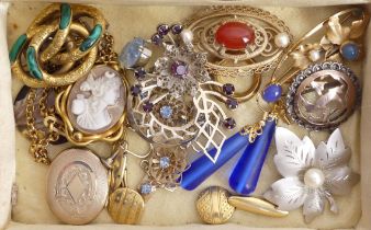 A box of mixed jewellery items including a silver leaf brooch and a Victorian locket pendant and