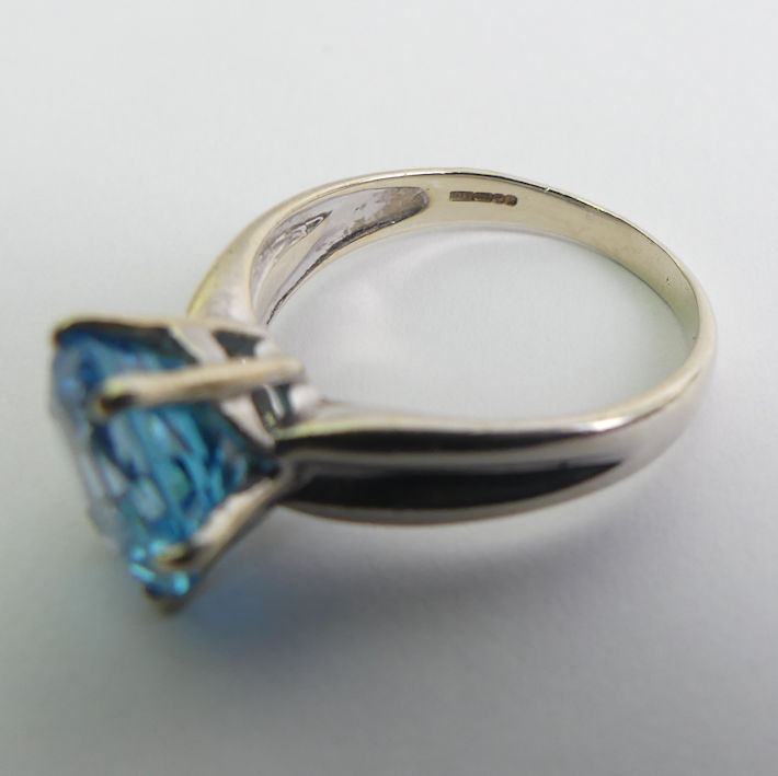 9ct white gold blue topaz single stone ring, 4.3 grams, 10.3mm, size P1/2. - Image 3 of 3