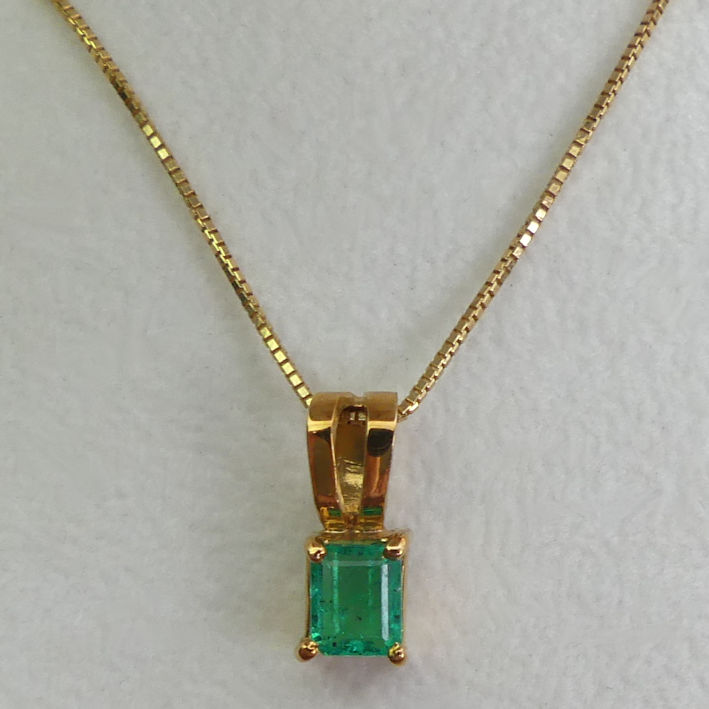 18ct gold Columbian emerald pendant on a 14ct chain, 2.6 grams, pendant 13.mm x 5.5mm. - Image 2 of 3