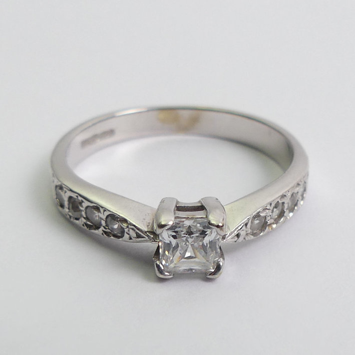 9ct white gold diamond 1/4ct princess cut ring, 3 grams, 4.8mm, size O1/2. - Image 2 of 3