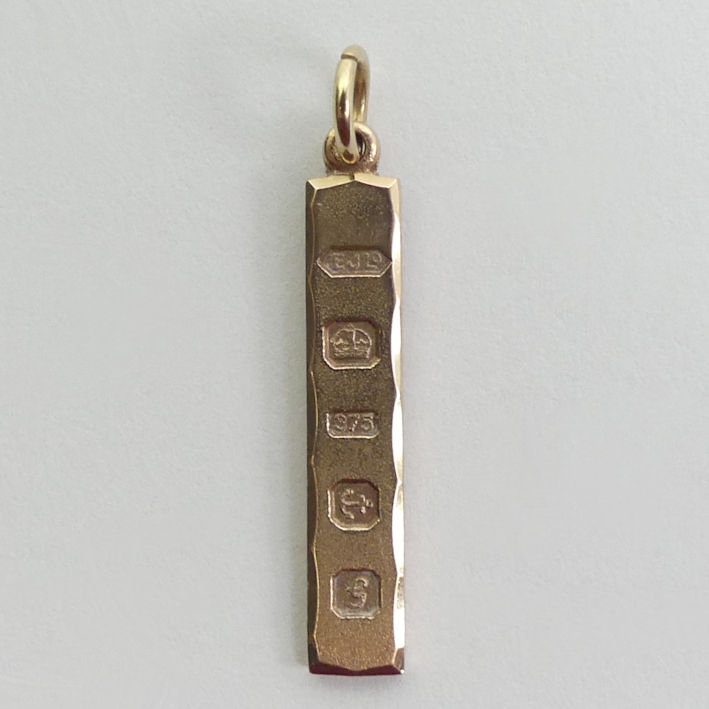 9ct gold ingot pendant, Birm 1981, 4.5mm x 29.5mm.