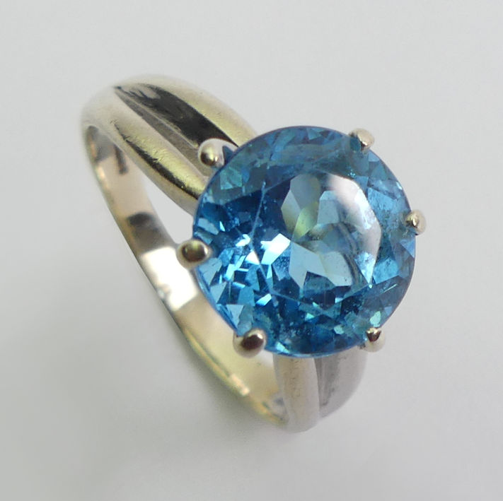 9ct white gold blue topaz single stone ring, 4.3 grams, 10.3mm, size P1/2.