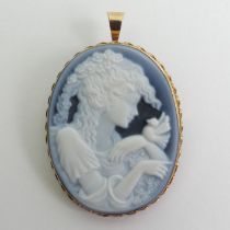 9ct gold carved hardstone cameo pendant/brooch, 8 grams, 37.2mm x 29.3mm.