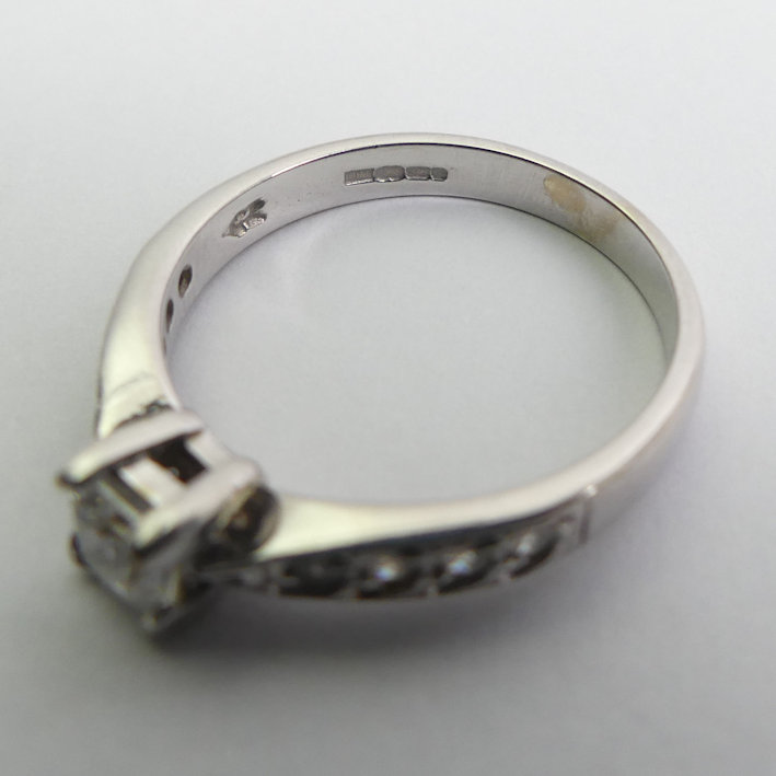 9ct white gold diamond 1/4ct princess cut ring, 3 grams, 4.8mm, size O1/2. - Image 3 of 3