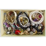 A collection of mixed jewellery including named pieces.