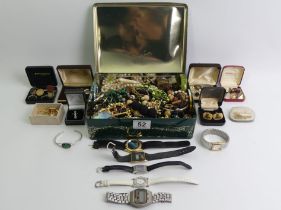 A tin of costume jewellery and watches including a malachite necklace.