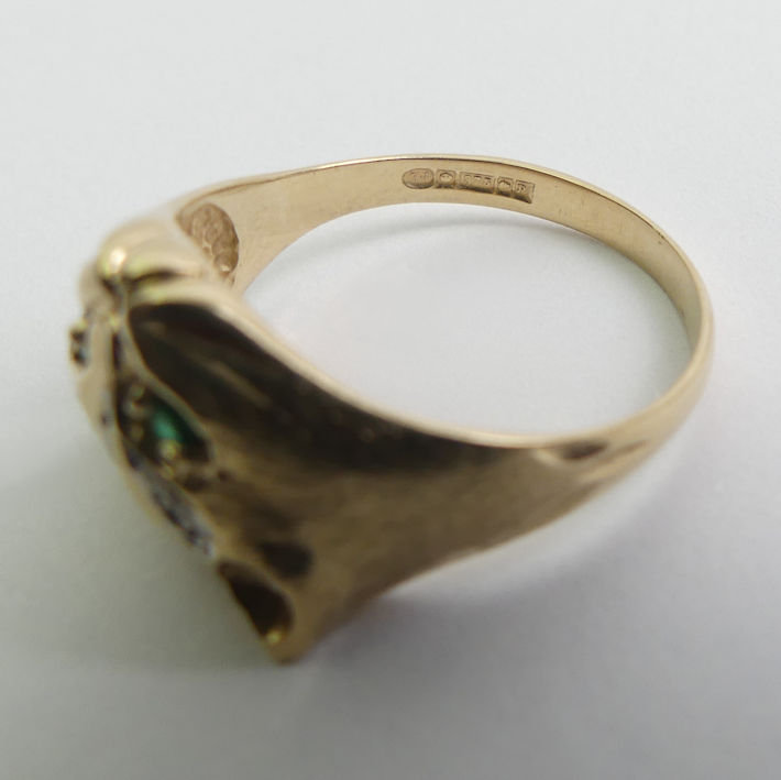 9ct gold cat design ring with emerald eyes, 3.3 grams, 11.3mm, size O. - Image 3 of 3