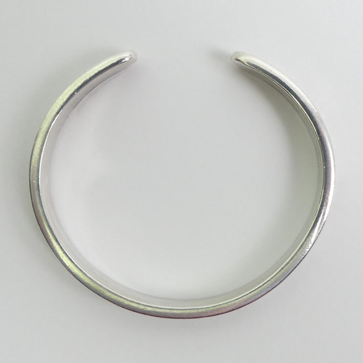 Tiffany Atlas open end silver bangle, 30.8 grams, 7.7mm. - Image 2 of 3
