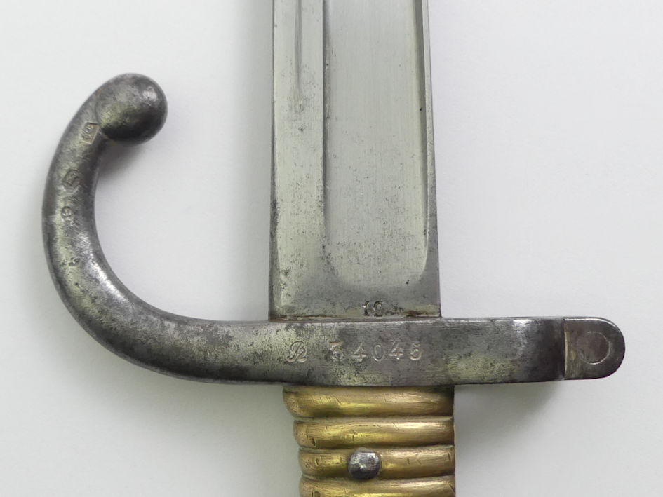 French Chassepot bayonet and scabbard, the signed blade dated 1872. Blade 57 cm long. - Image 5 of 5