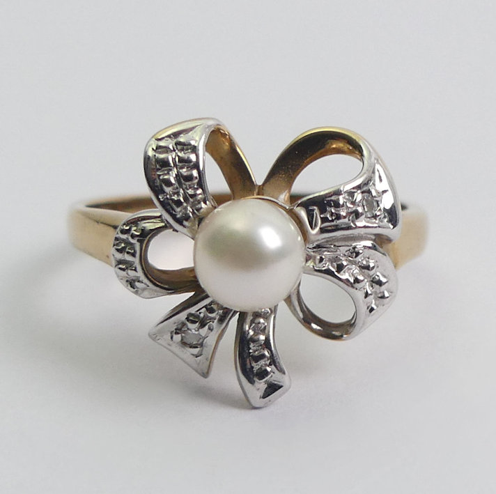 9ct gold cultured pearl and diamond ring, 2.5 grams, 12.7mm, size K. - Image 2 of 3