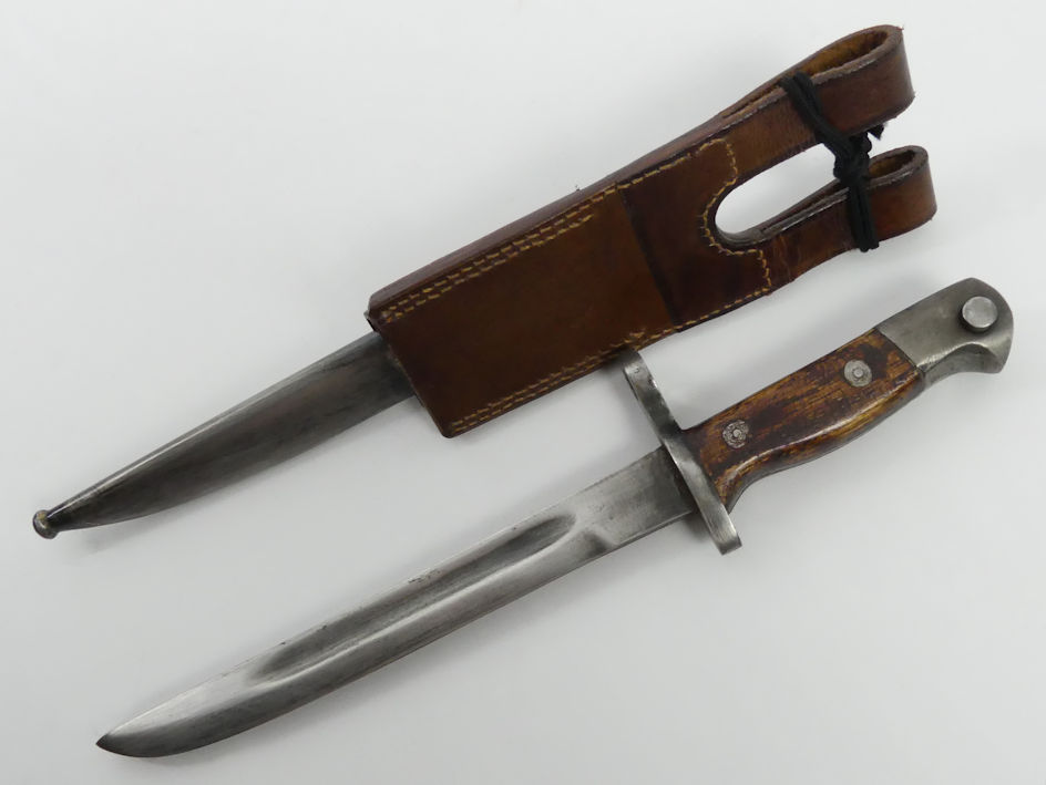 WWII Japanese Paratrooper type 100 Talw knife bayonet and scabbard, blade 20cm. - Image 3 of 3