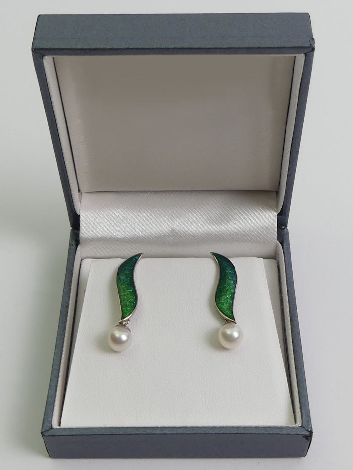A pair of 18ct gold enamel and cultured pearl drop earrings, London 1988, Brit-Mari Darracott, 4.3