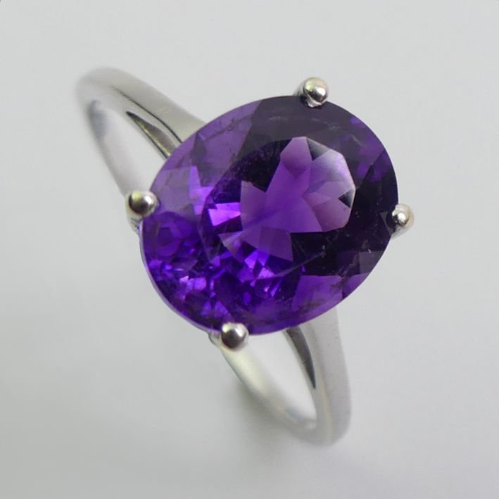 9ct white gold amethyst single stone ring, 2.7 grams, 11.5mm, size S.