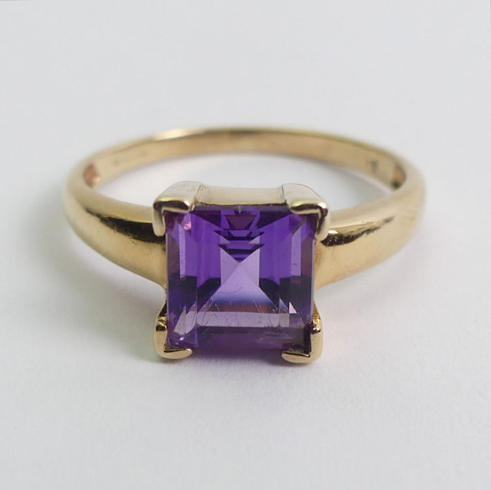 9ct gold amethyst single stone ring, 2.3 grams, 8.1mm, size P. - Image 2 of 3