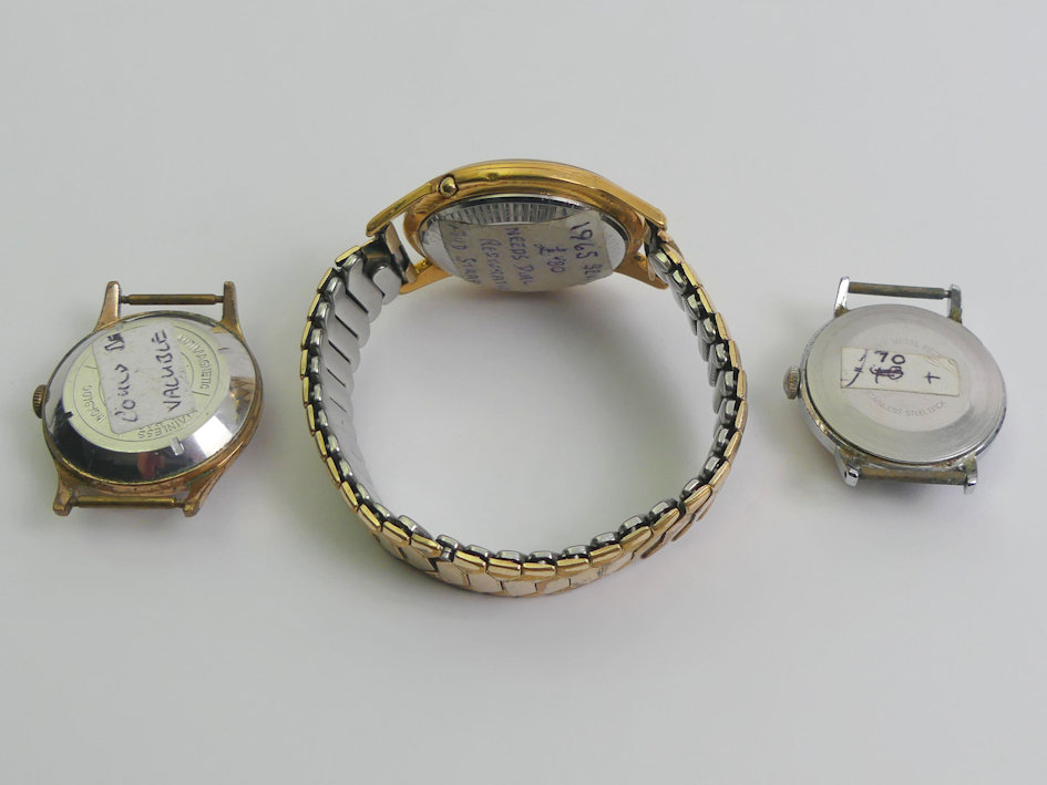 Three gents watches, a Seiko automatic gold tone watch, a Timex black dial watch and a Projects gold - Image 2 of 2