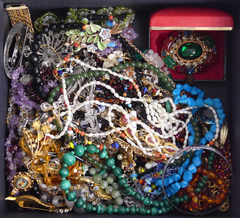 A box of mixed costume jewellery including garnet, amethyst, and malachite necklaces. - Image 2 of 3