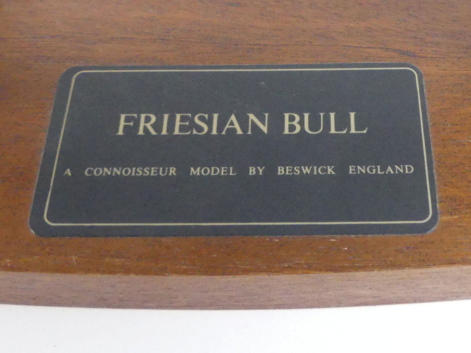 A Beswick Friesian bull on a wooden plinth designed by Graham Tongue, A2580, 19cm x 29cm - Bild 3 aus 3