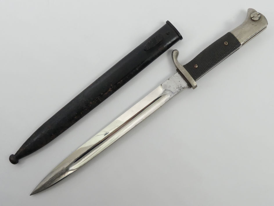 A WWII German Mauser K98 bayonet with scabbard, blade 25cm. - Image 2 of 3