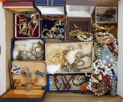 A box of mixed jewellery including 9ct gold earrings and a lizard tie pin.
