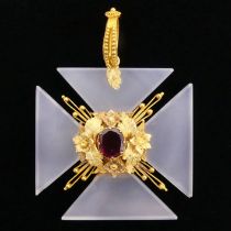 Early 19th century two colour gold, garnet and chalcedony Maltese cross design pendant, 10.8