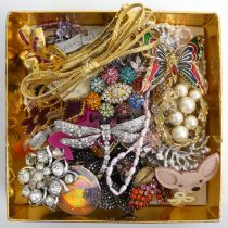 A box of mixed costume jewellery including a Murano glass ring and crystal brooches.