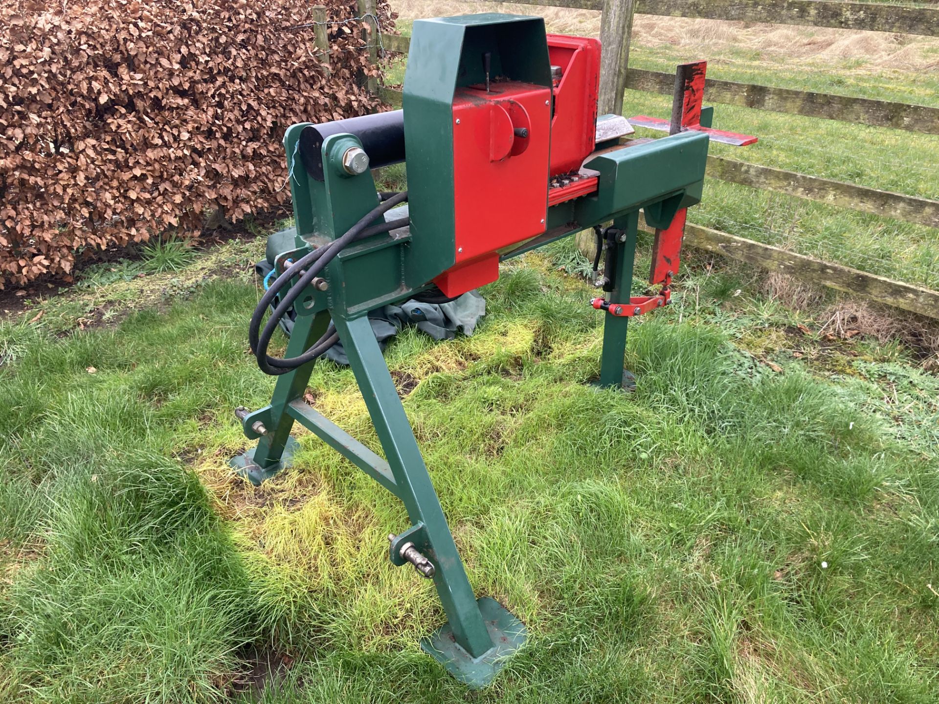 Hydraulic driven log splitter