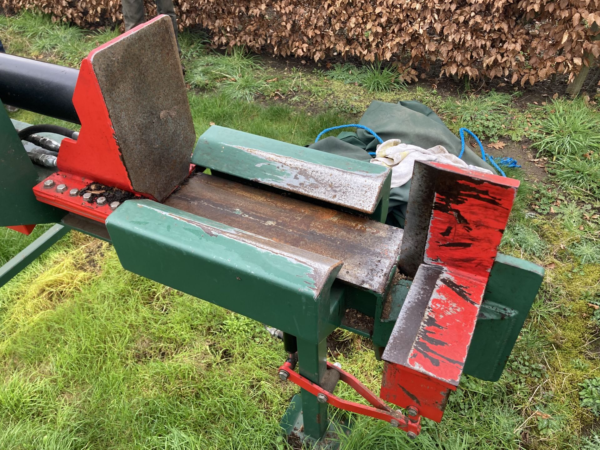 Hydraulic driven log splitter - Image 3 of 3