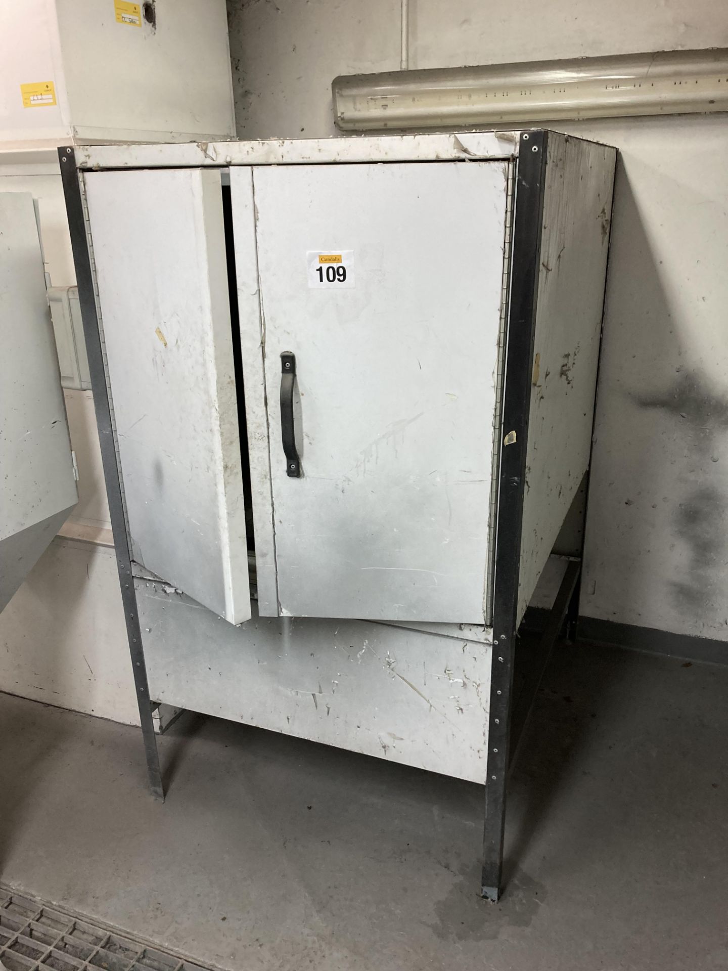 FREESTANDING UNIT