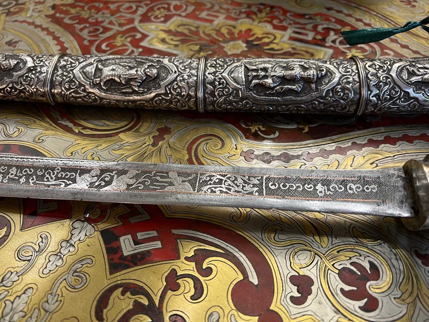 A BURMESE SILVER MOUNTED PRESENTATION SWORD (DHA), LATE 19TH / 20TH CENTURY - Image 11 of 12