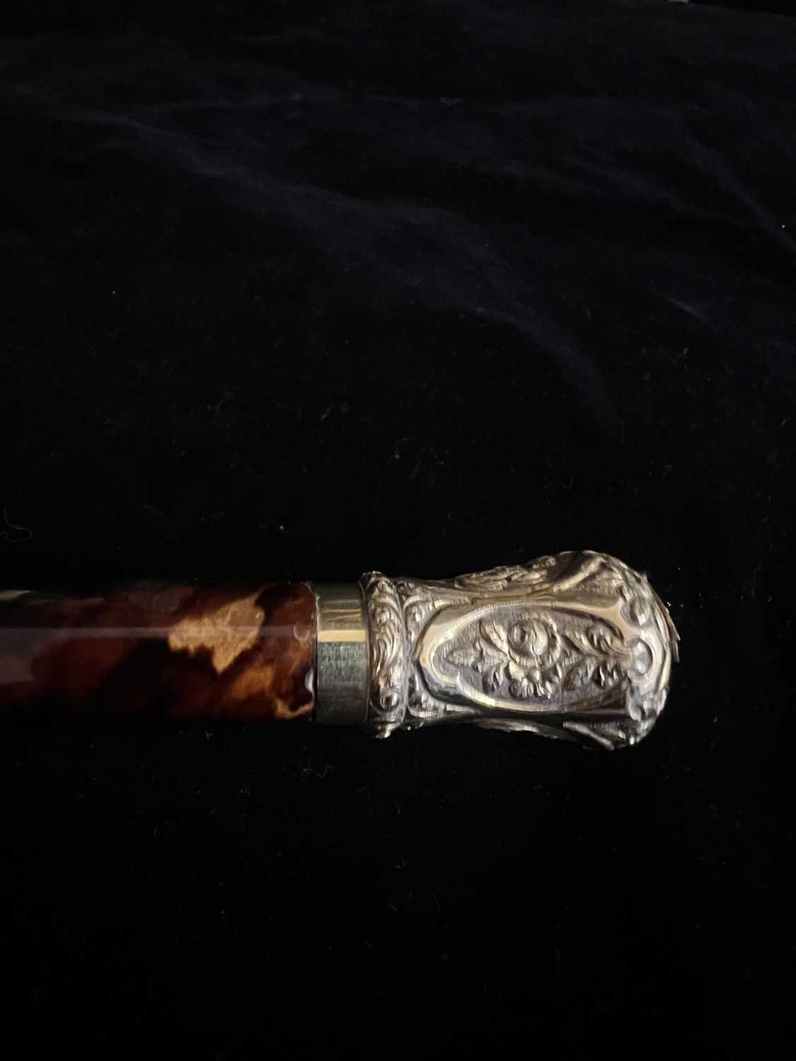 A FINE LATE 18TH / EARLY 19TH CENTURY TORTOISESHELL AND GOLD MOUNTED WALKING CANE - Image 3 of 5