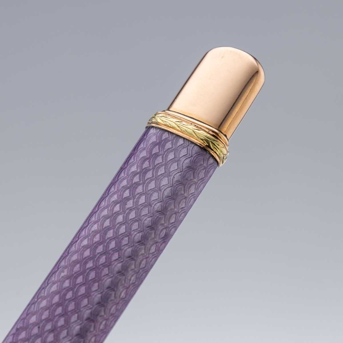 FABERGE: AN EARLY 20TH CENTURY GOLD MOUNTED ENAMEL PENCIL, ALDER, C. 1910 - Image 5 of 10