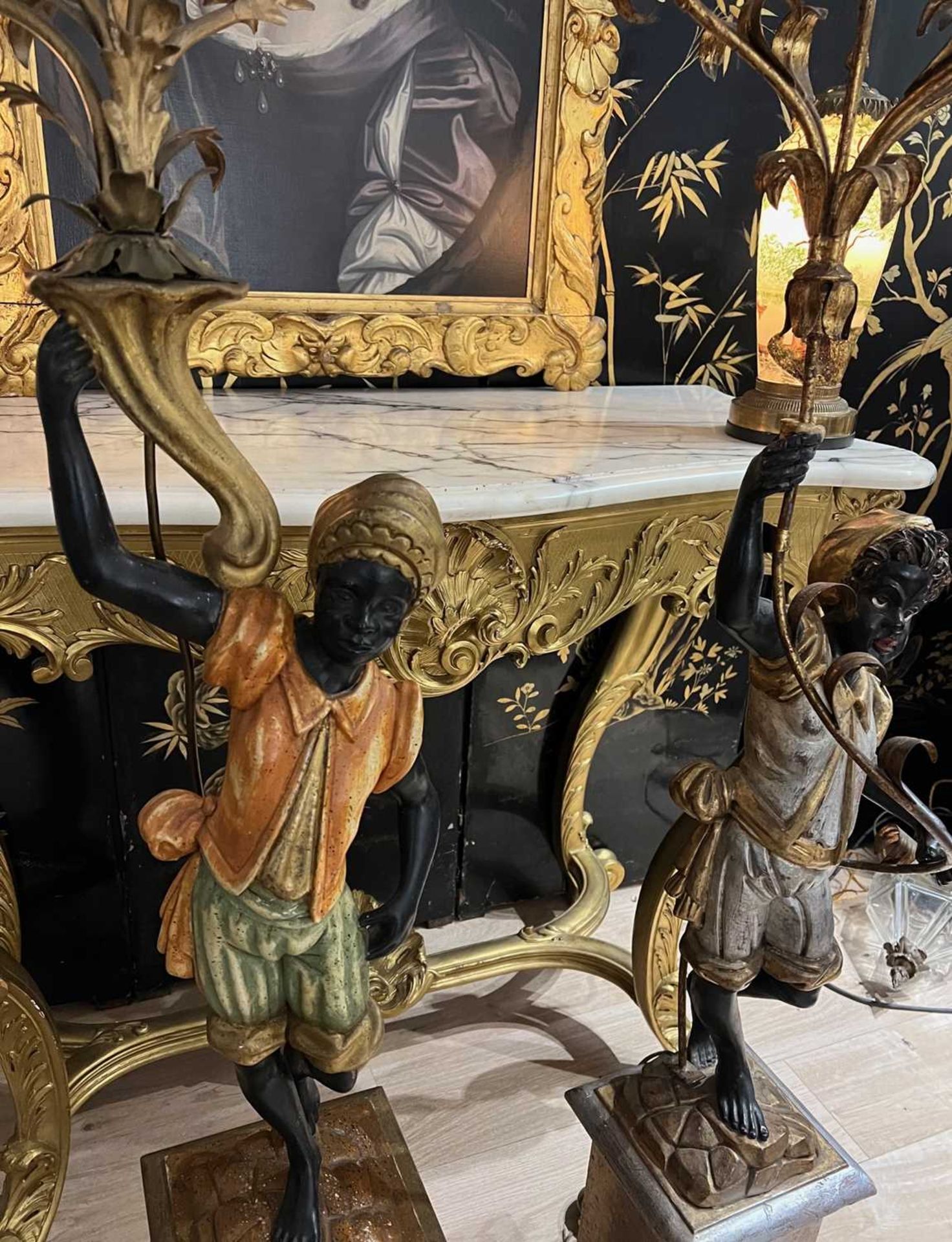 A PAIR OF 18TH CENTURY STYLE CARVED, PAINTED AND GILDED WOOD FIGURAL CANDELABRA - Image 3 of 4