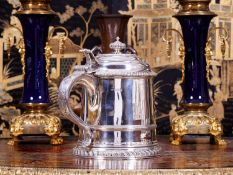 A MASSIVE STERLING SILVER ANTIQUE TANKARD BY GOLDSMITHS & SILVERSMITHS CO LTD. C.1911