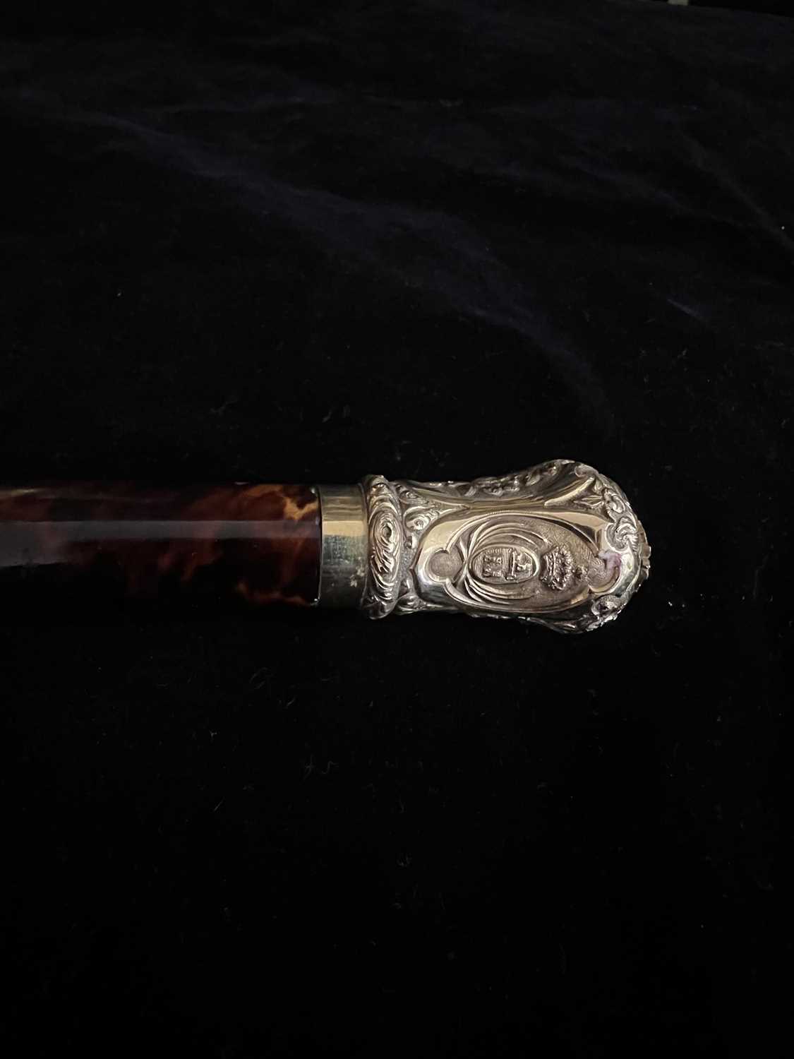 A FINE LATE 18TH / EARLY 19TH CENTURY TORTOISESHELL AND GOLD MOUNTED WALKING CANE - Image 5 of 5