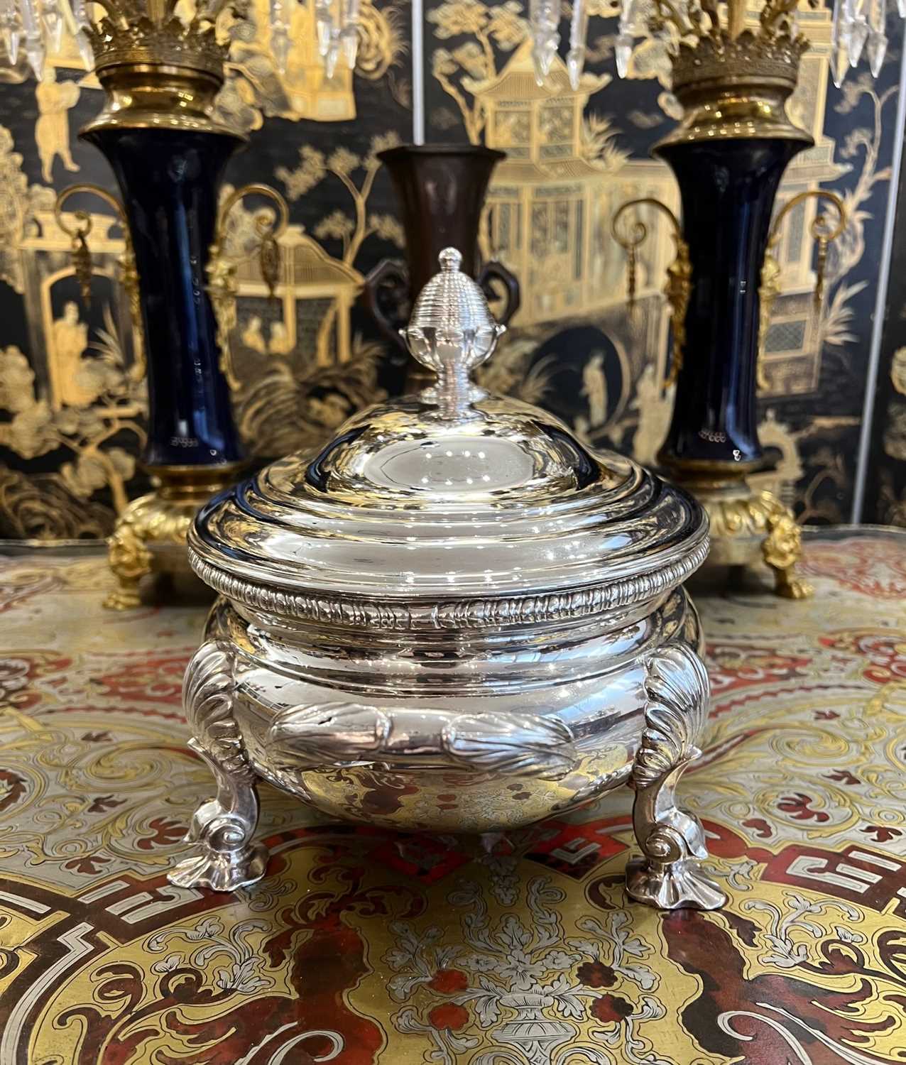 A FINE GEORGE II PERIOD STERLING SILVER SOUP TUREEN C. 1754 BY AYME VIDEAU, LONDON - Image 2 of 10