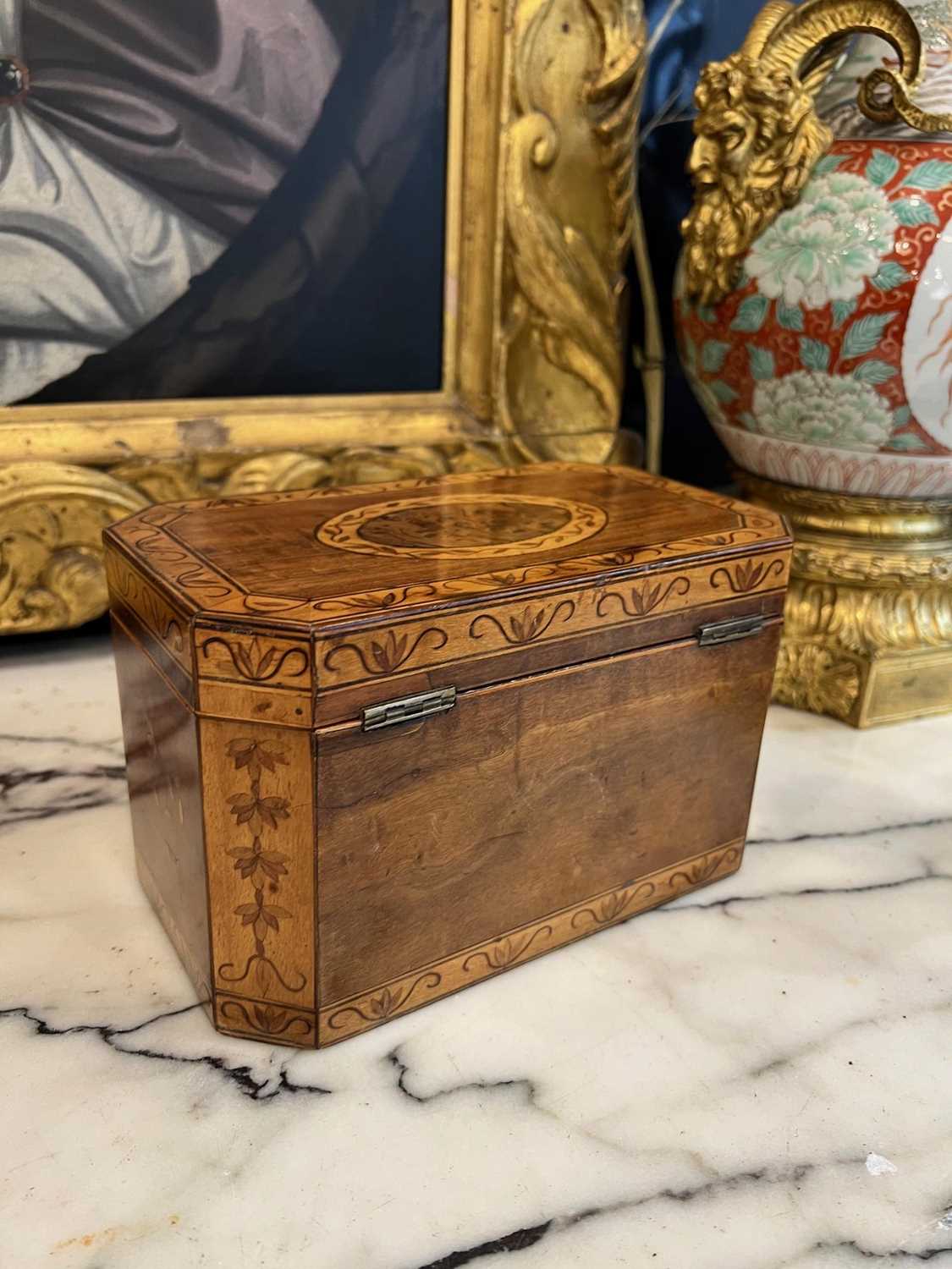 A FINE LATE 18TH / EARLY 19TH CENTURY INLAID SATINWOOD TEA CADDY - Image 5 of 7