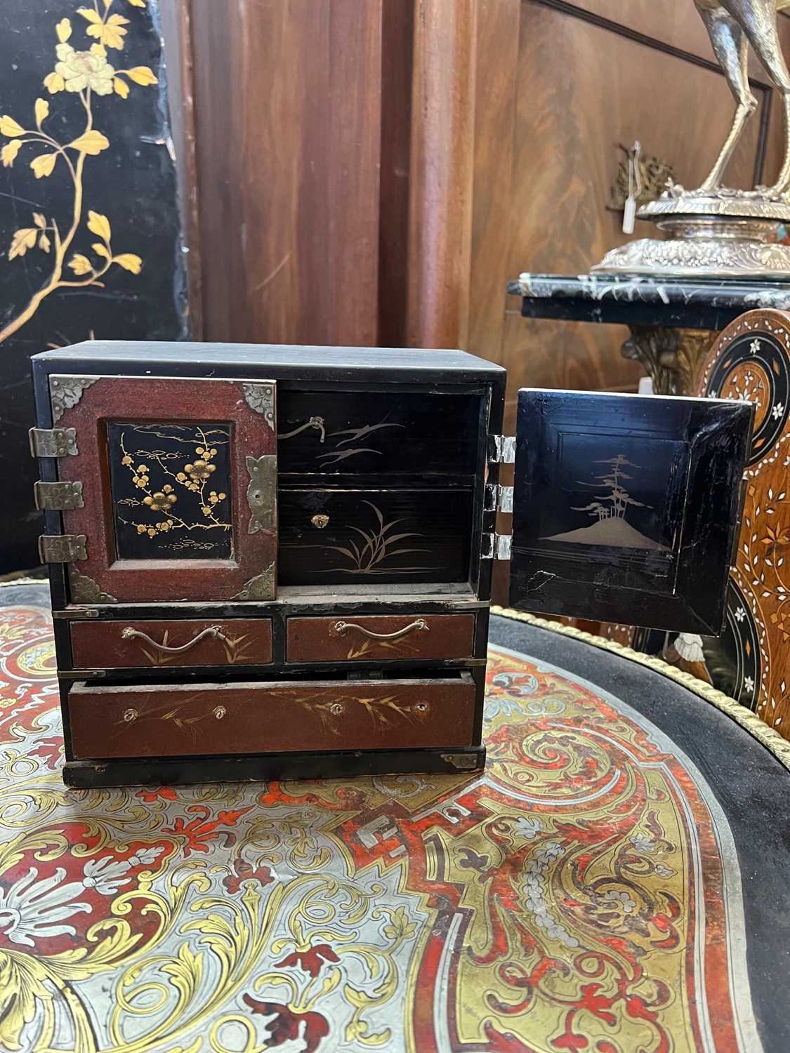 A COLLECTION OF 19TH CENTURY JAPANESE AND CHINESE LACQUERED BOXES AND TABLE CABINETS - Image 9 of 13