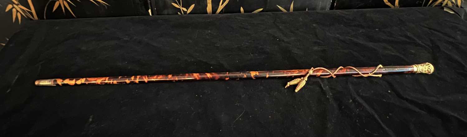 A FINE LATE 18TH / EARLY 19TH CENTURY TORTOISESHELL AND GOLD MOUNTED WALKING CANE - Image 2 of 5