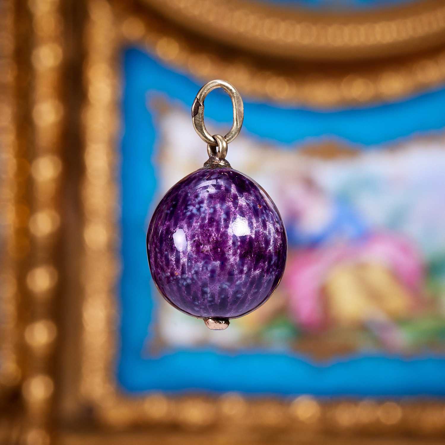 A FABERGE STYLE 14CT GOLD AND ENAMEL EGG PENDANT
