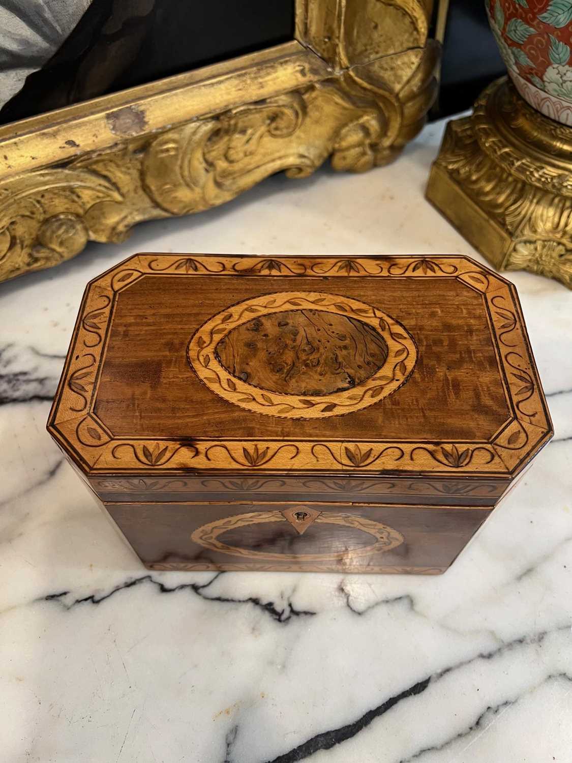 A FINE LATE 18TH / EARLY 19TH CENTURY INLAID SATINWOOD TEA CADDY - Image 4 of 7