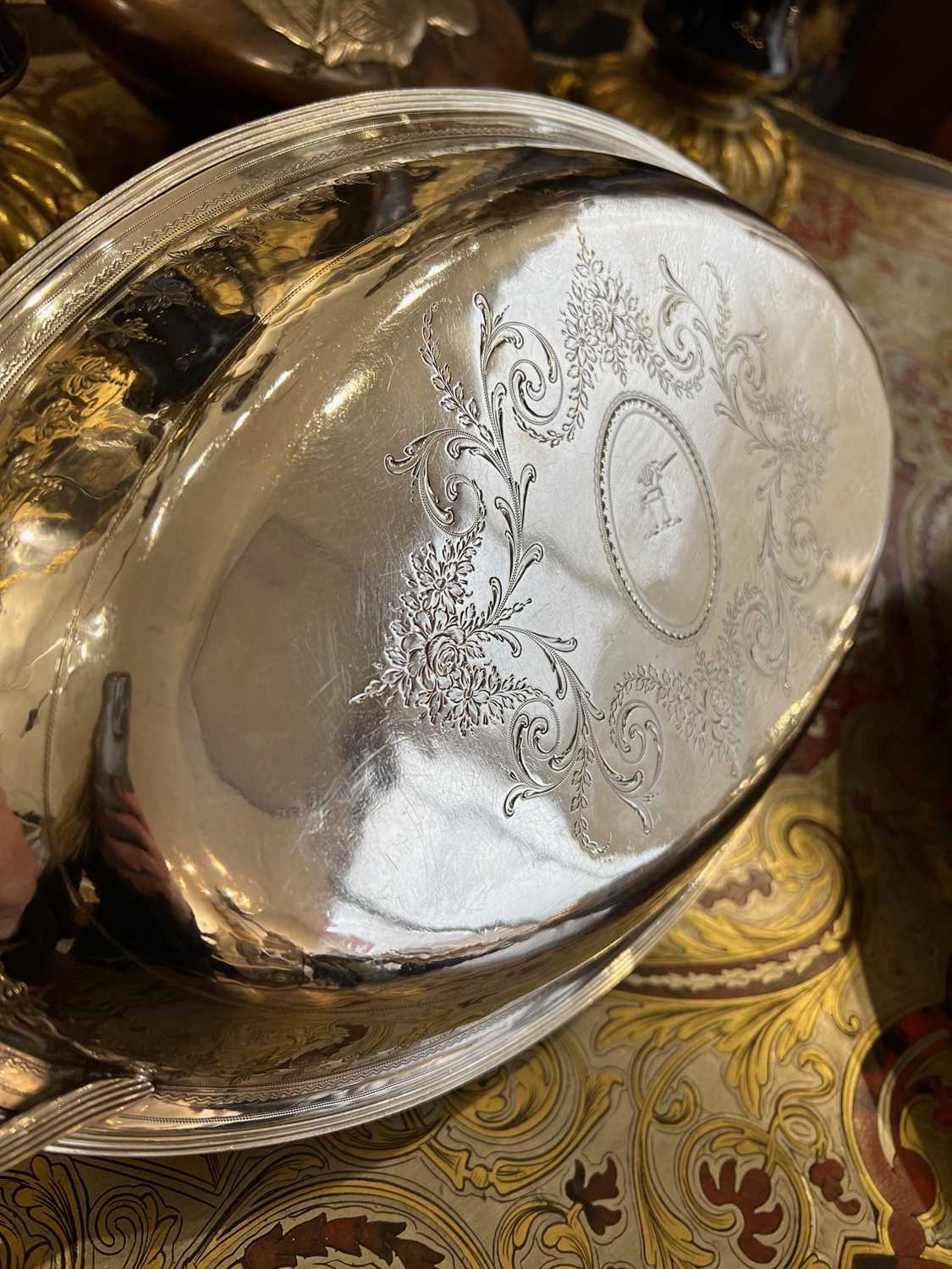 A PAIR OF 18TH CENTURY STERLING SILVER HASH DISHES BY PETER & ANN BATEMAN, 1798 - Image 8 of 10