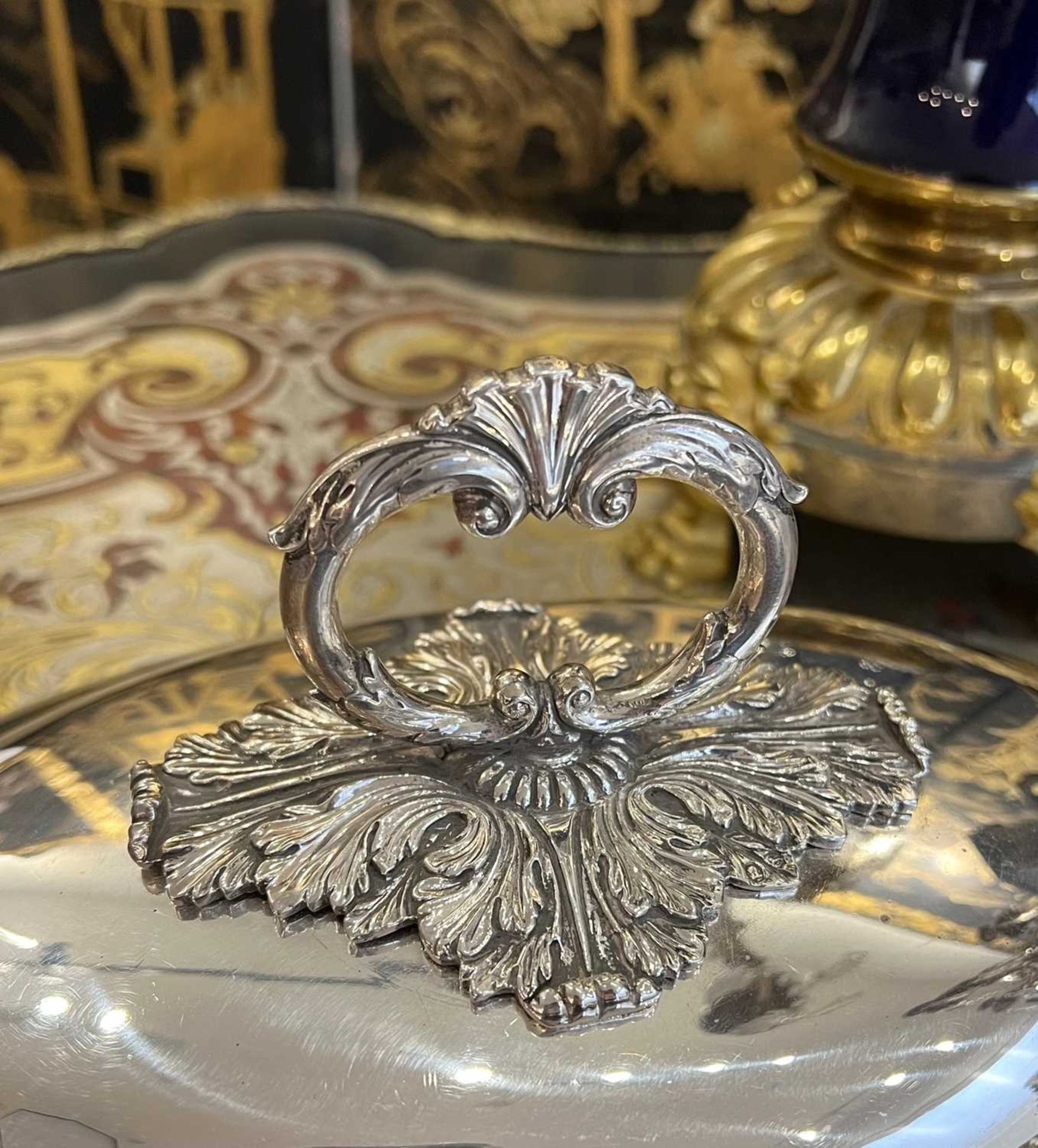 A LARGE GEORGE III STERLING SILVER SERVING DISH BY WILLIAM BURWASH, 1816 - Image 5 of 9