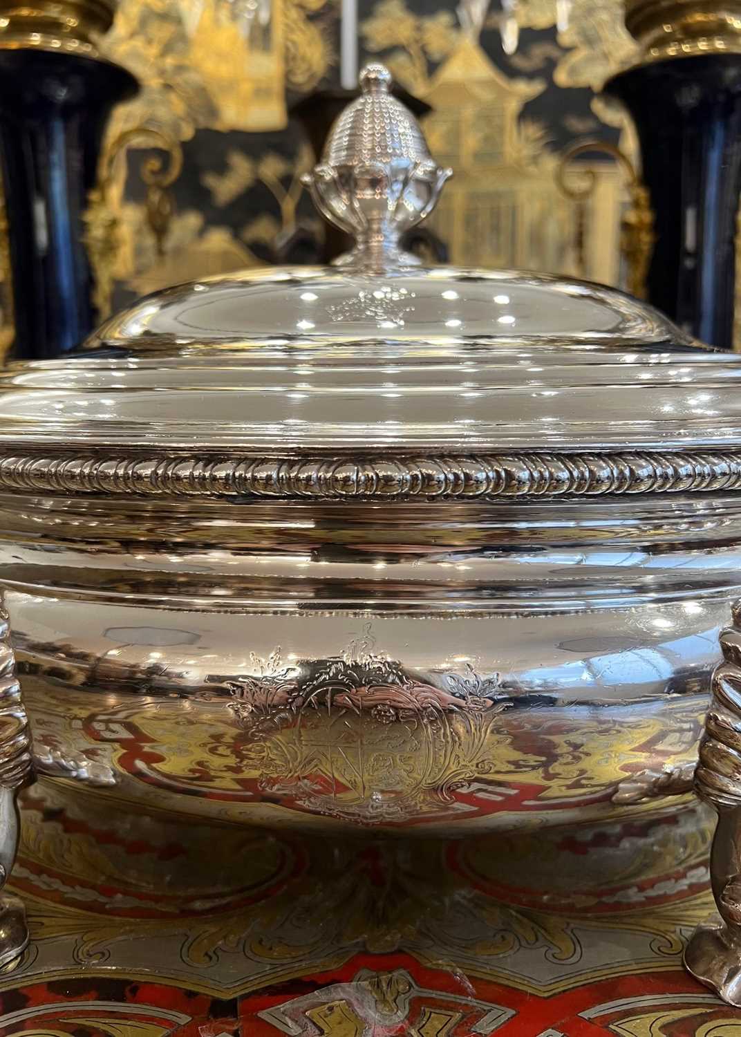 A FINE GEORGE II PERIOD STERLING SILVER SOUP TUREEN C. 1754 BY AYME VIDEAU, LONDON - Image 4 of 10