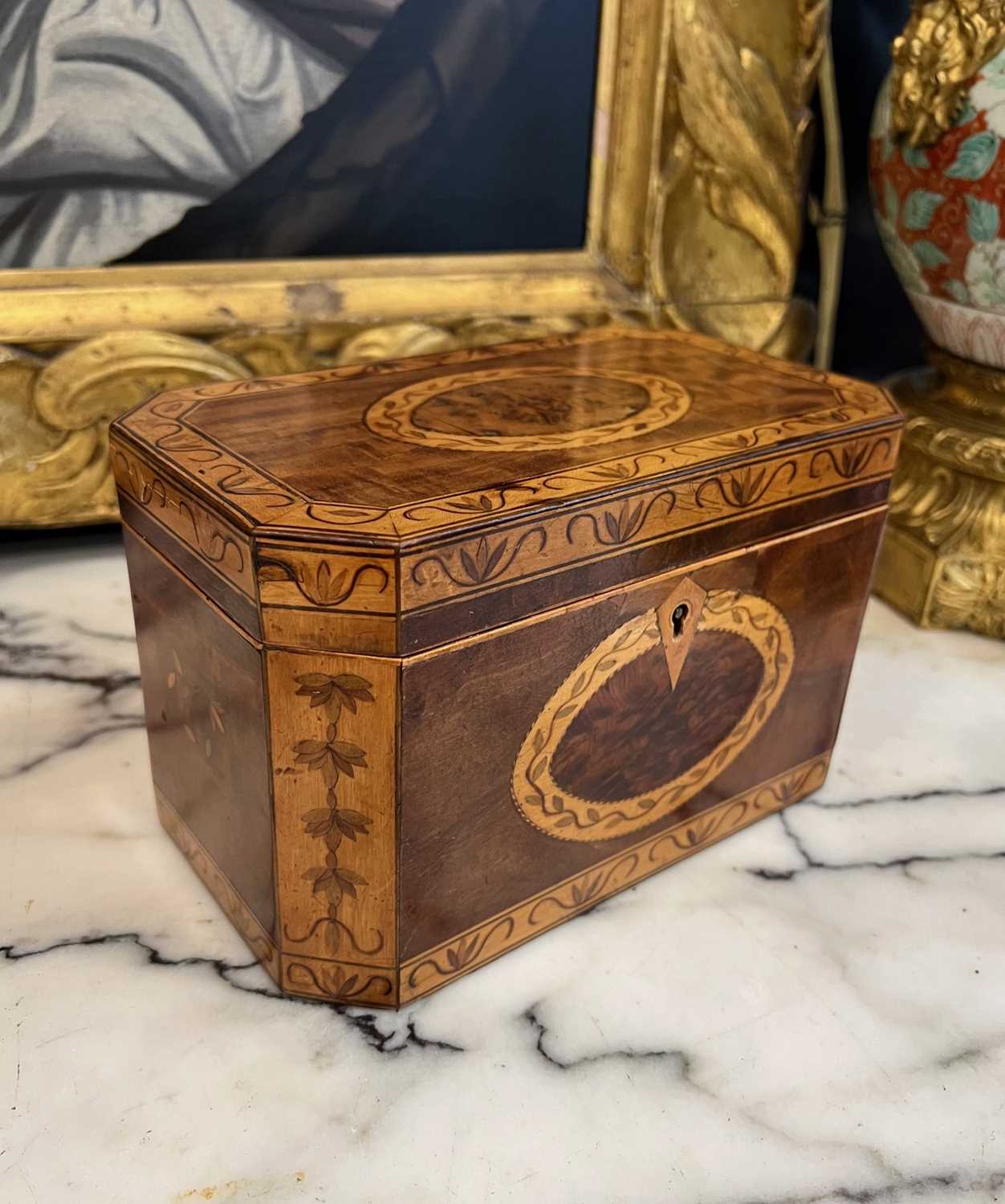 A FINE LATE 18TH / EARLY 19TH CENTURY INLAID SATINWOOD TEA CADDY