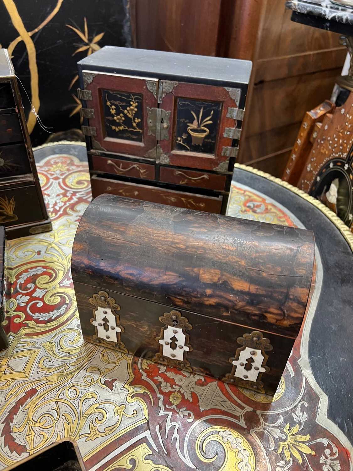 A COLLECTION OF 19TH CENTURY JAPANESE AND CHINESE LACQUERED BOXES AND TABLE CABINETS - Image 5 of 13