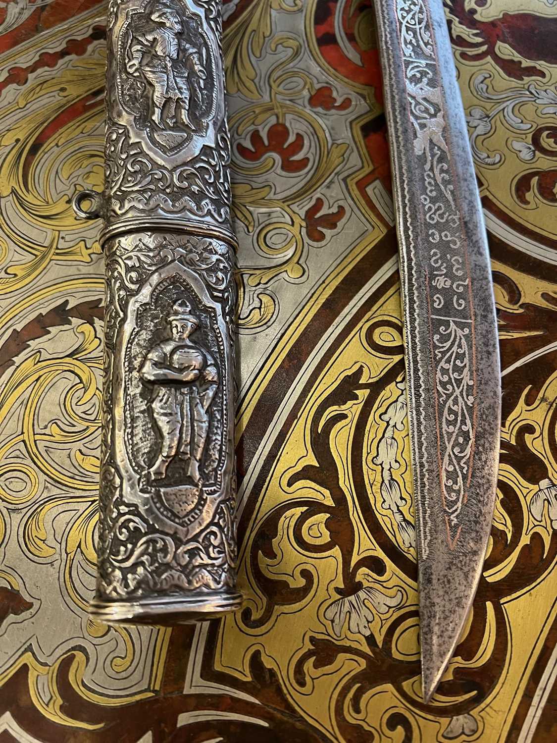 A BURMESE SILVER MOUNTED PRESENTATION SWORD (DHA), LATE 19TH / 20TH CENTURY - Image 3 of 12