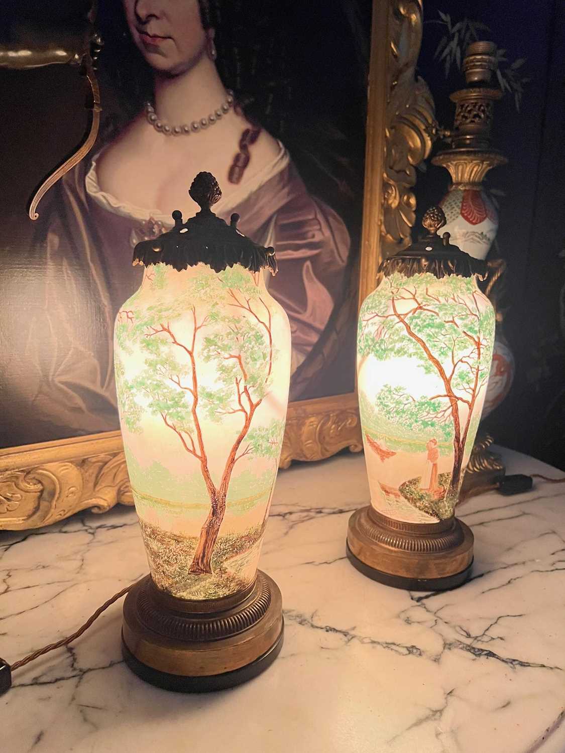 A PAIR OF LATE 19TH / EARLY 20TH CENTURY FRENCH ART GLASS LAMPS - Image 4 of 7