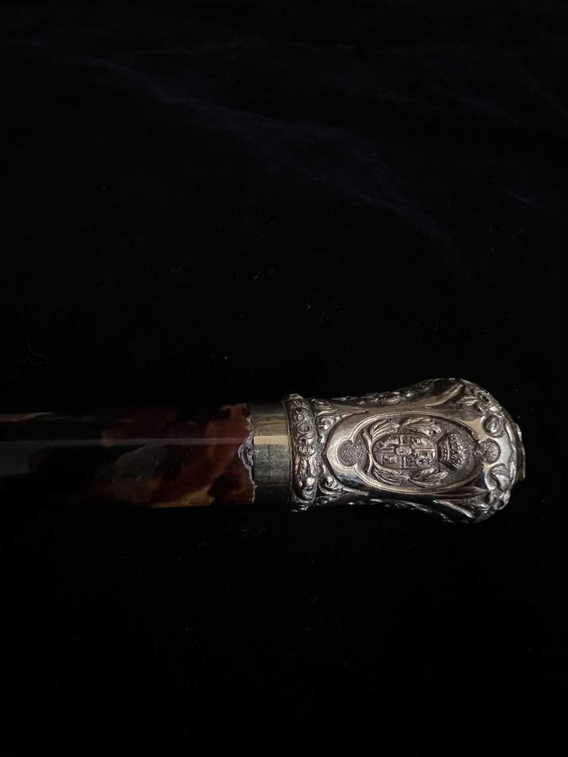 A FINE LATE 18TH / EARLY 19TH CENTURY TORTOISESHELL AND GOLD MOUNTED WALKING CANE - Image 4 of 5