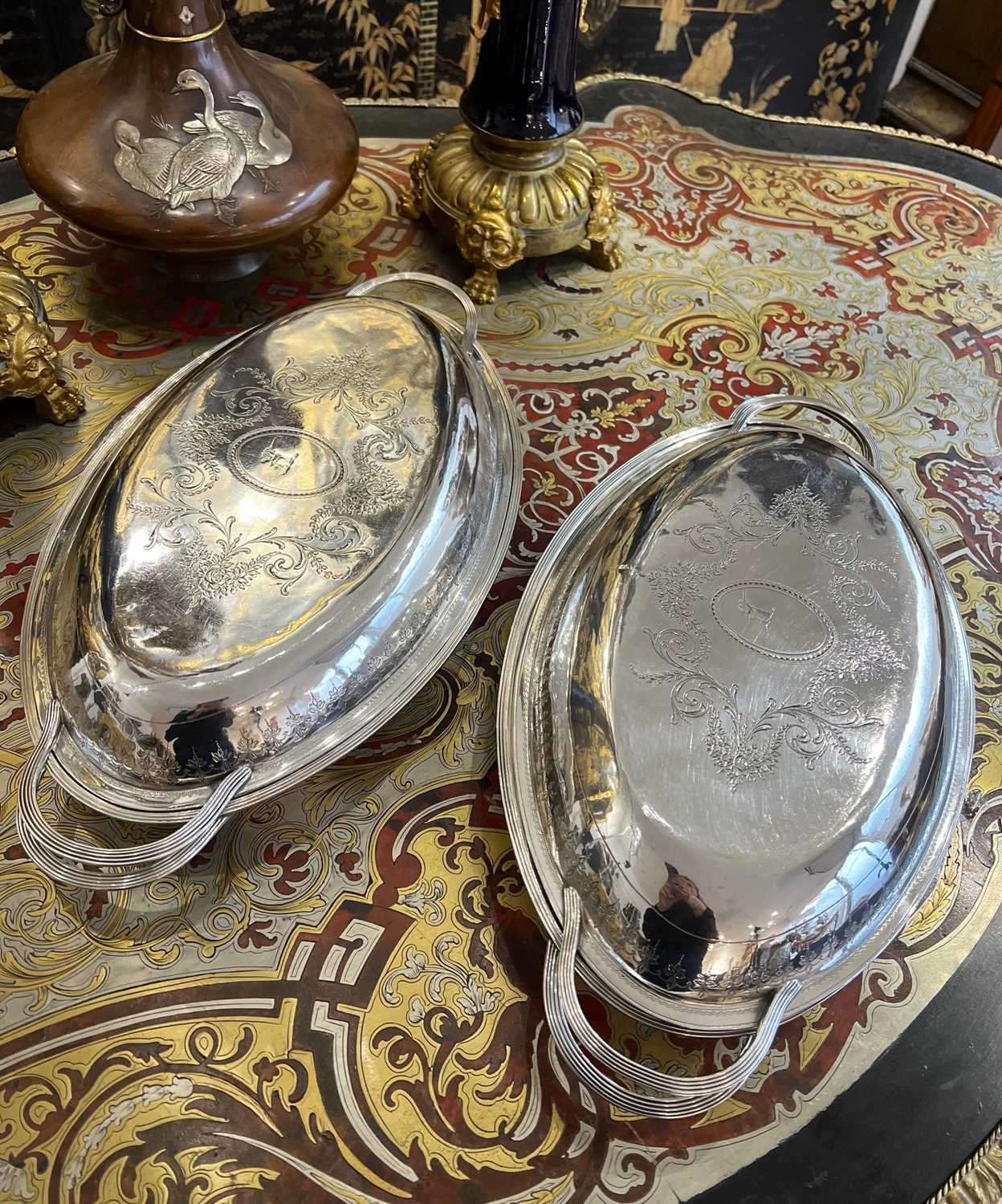A PAIR OF 18TH CENTURY STERLING SILVER HASH DISHES BY PETER & ANN BATEMAN, 1798 - Image 3 of 10