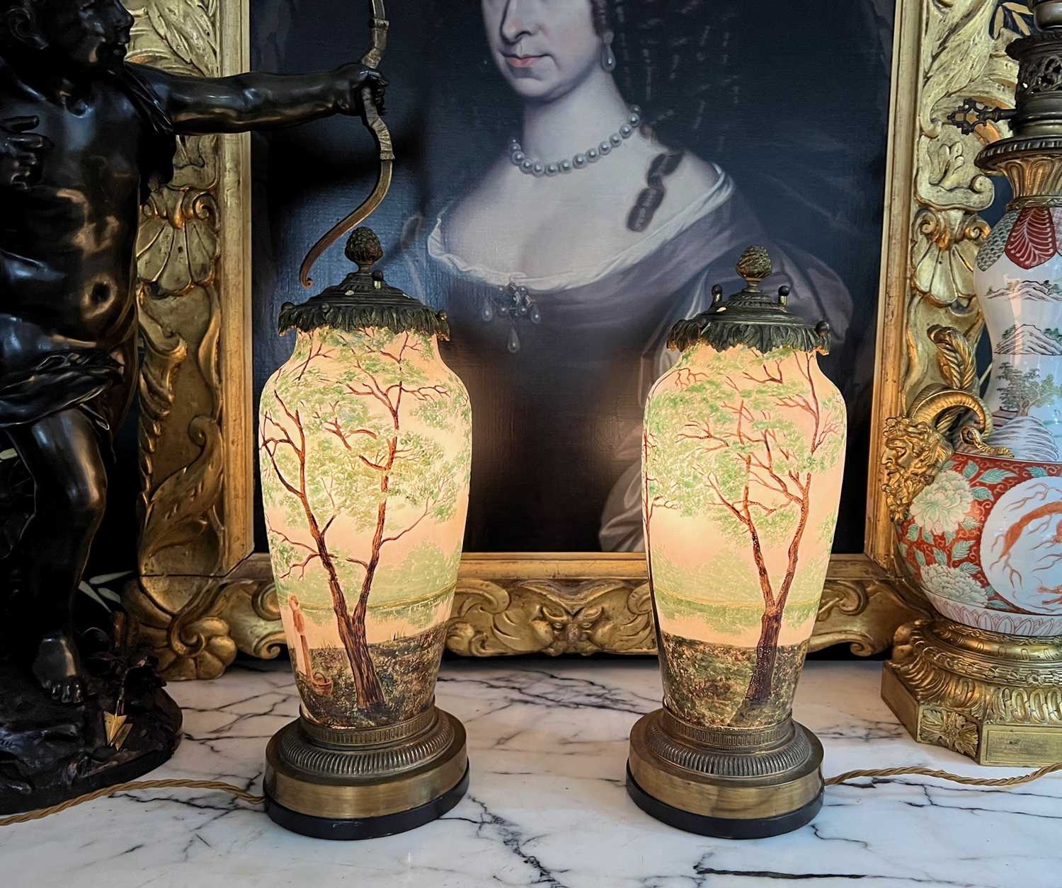 A PAIR OF LATE 19TH / EARLY 20TH CENTURY FRENCH ART GLASS LAMPS - Image 6 of 7